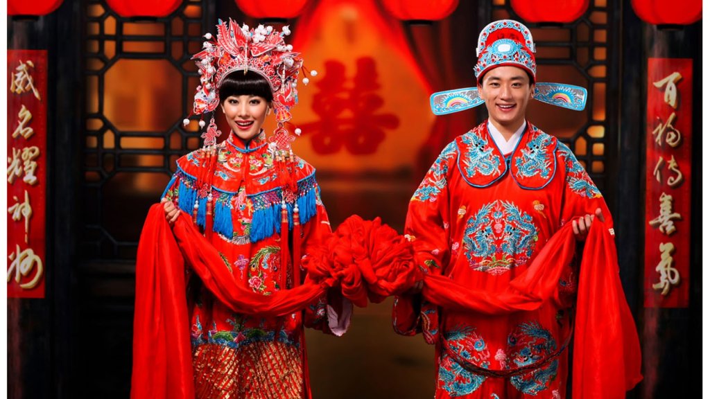 Great-Chinese-Wedding-Traditions-With-Traditional-Chinese-Gown
