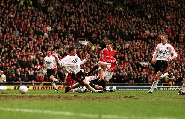 През 1999-а - годината на требъла, всичко вървеше по мед и масло за Юнайтед. В среща от 4-ия кръг на ФА къп на "Олд Трафорд", Ливърпул поведе с гол на Майкъл Оуен в началото и запази аванса си до последните минути. Първо Дуайт Йорк изравни, а след това Оле-Гунар Солскяр донесе победата на домакините в добавеното време