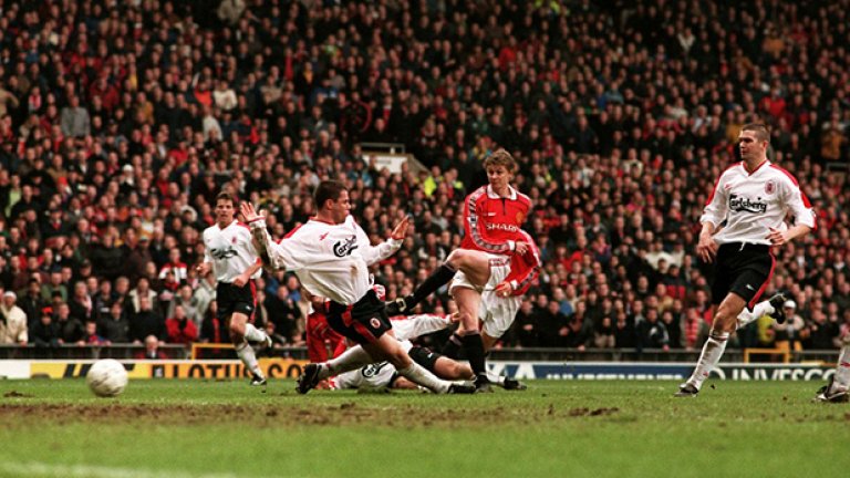 През 1999-а - годината на требъла, всичко вървеше по мед и масло за Юнайтед. В среща от 4-ия кръг на ФА къп на "Олд Трафорд", Ливърпул поведе с гол на Майкъл Оуен в началото и запази аванса си до последните минути. Първо Дуайт Йорк изравни, а след това Оле-Гунар Солскяр донесе победата на домакините в добавеното време