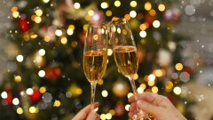 Някои от тези обичаи са вековни, други - по-игриви и символични