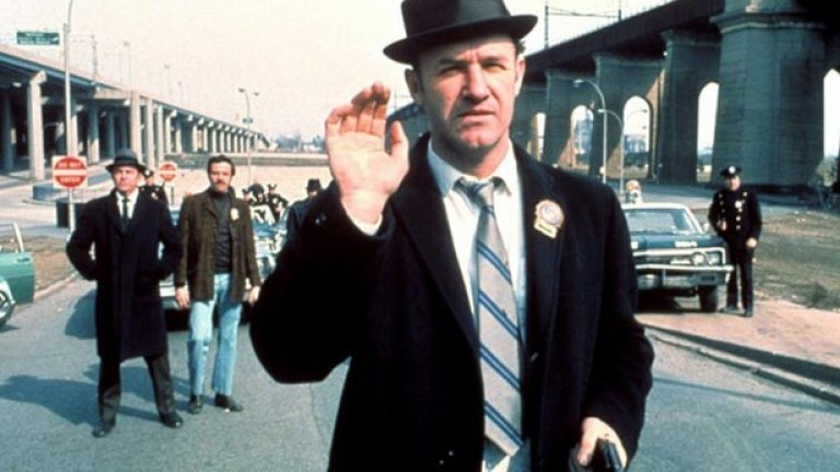 The French Connection (William Friedkin, 1971)

Филмът е създаден по истинската история на двама нюйоркски полицейски следователи и тяхното разследване за контрабанда на хероин от Франция. “Френска връзка” може би е най-известен с необикновената, перфектно заснета сцена на преследване, в която старши полицаят Попай Дойл (Джийн Хекман) шофира лудо открадната кола в насрещното движение, преследвайки снайперист.