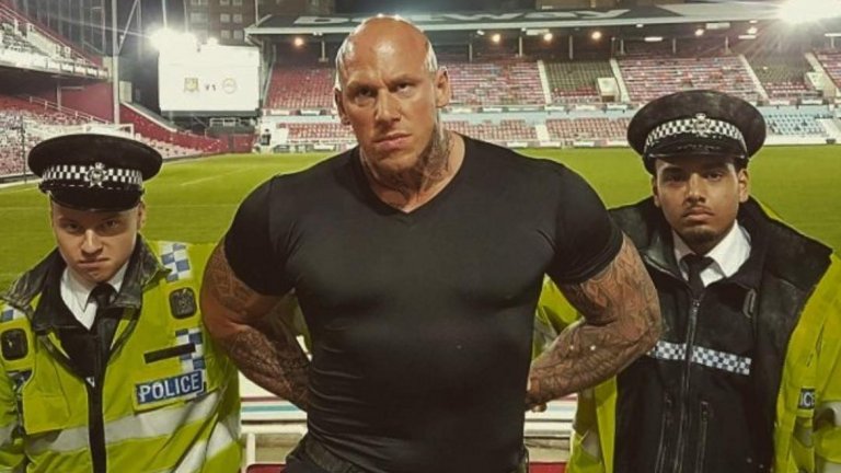 Кадър от филма екшъна Final Score с Пиърс Броснан и кечиста Батиста, сниман на вече сринатия стадион на Уест Хем – „Ъптън парк“