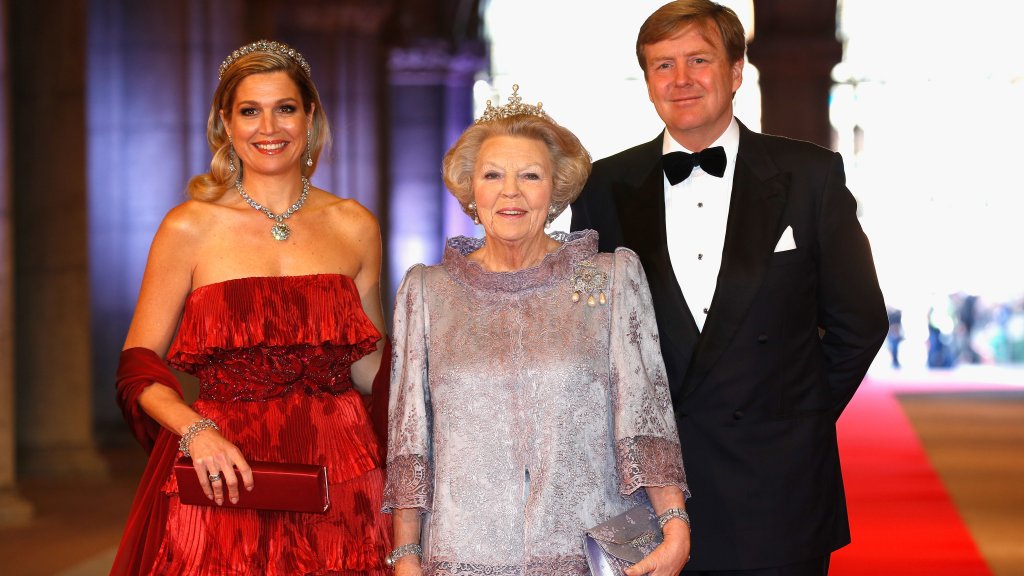 Клъч чанти през деня
Ако личното ви съприкосновение с целодневно носене на подобна чанта е преминало с абитуриентския ви бал, то знаете колко неудобно е да държите всичките си три неща вътре, при това винаги в ръката си.  Клъчовете са супер за вечерен коктейл, но определено не са подходящи за ежедневна употреба, нищо че всички жени в британското кралско семейство се опитват да ни убедят в обратното.