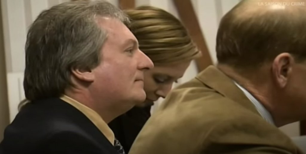 “Процесът на Антъни Грей”
Къде да гледате: по ID Xrtra
През 2007 г. двойката Джеймс и Вивиан Грей са намерени застреляни в дома си, а единственият заподозрян за смъртта им е синът им Антъни. Първоначално мъжът отхвърля обвиненията на полицията, но тъй като така и не представя достоверно алиби, разследващите го притискат и успяват да измъкнат самопризнания.
Години след осъдителната му присъда Антъни Грей отново твърди, че е невинен и моли за повторно разглеждане на убийството на родителите му.