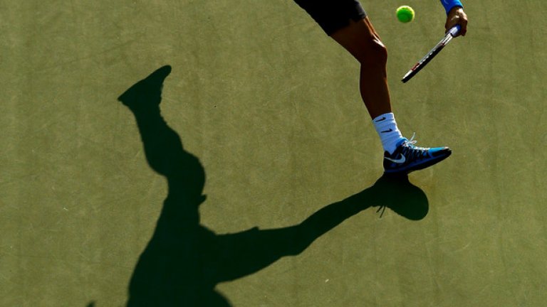 Григор Димитров се гони със сянката си, за да върне топката в мача срещу Райън Харисън на US Open.