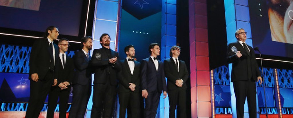 Най-добрата комедия според критиците е "The Big Short", а номинираните бяха "Отвътре навън", "Джой", "Сестри", "Шпионинът", "Тотал щета".

Сценаристите Чарлс Рандолф и Адам Маккей ("The Big Shot") спечелиха наградата за адаптиран сценарий, побеждавайки Ник Хорнби ("Бруклин"), Дрю Годард ("Марсианецът"), Ема Доног ("Стая"), Арън Соркин ("Стив Джобс").