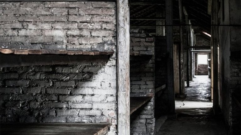 По четири човека са спели на тези нарове. От 1941 г. затворниците се татуират от лявата страна под мишниците.