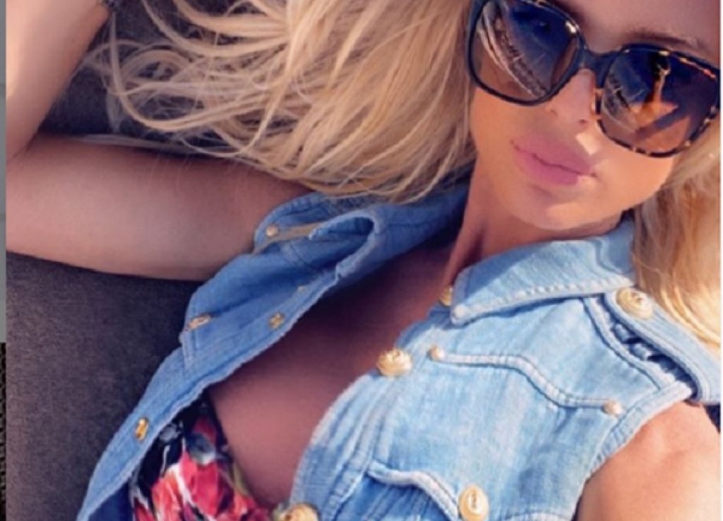 Накъде след травмата? Една снимка променя всичко 
През 1993 г. Виктория Силвстед вероятно не подозира, че това е годината, която предхожда световната ѝ слава. Тя просто се явява на конкурса за красота в родината си, след като майка ѝ праща нейна снимка на организаторите. Те я харесват, канят я да се яви и "останалото е история", както казва самата Силвстед в свое интеврю.
Но историята не е за пренебрегване. След "Мис Швеция", тя представя родината си на "Мис Свят" и се нарежда сред първите 10 най-красиви жени в света. Подозира, че е можела да стигне и до "Мис Вселена", но един коментар ѝ попречва. "Бих искала да вечерям с шведския крал, но по дяволите, той е женен", шегува се тя, но шегата ѝ явно не е приета добре. Въпреки това, Хю Хефнър я забелязва и я кани да се снима за Playboy. Три години по-късно вече е "Плеймейт на месеца", a през 1997 г. и "Плеймейт на годината". Следват стотици корици за списания, сред които за световни издания като FHM, Glamour, GQ, Maxim и Vanity Fair.