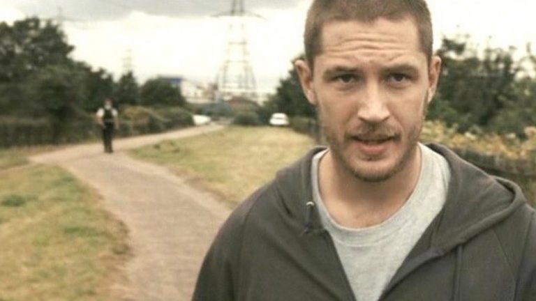 Рокенрола/Rocknrolla (2008)Малцина си спомнят една от най-любопитните роли на Харди – тази в криминалната комедия на Гай Ричи "Рокенрола".
Там актьорът играе Красивия Боб – един от членовете на бандата на Едно-Две (Джерард Бътлър). По-интересното е, че героят на Харди всъщност е хомосексуалист, който обаче крие предпочитанията си към собствения си пол, и тайно си пада по персонажа, изигран от Бътлър.Танц между двамата е сред най-абсурдните сцени в лентата, снимана във времената, в които Ричи правеше наистина страхотни филми.