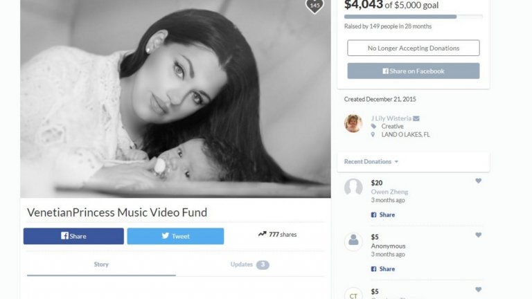 След като през 2014-а Ривера губи майка си животът й тръгва надолу - следват фалити, развод, депресия и дори молба към феновете да съберат пари за ново видео, което, изглежда, никога няма да стане реалност.