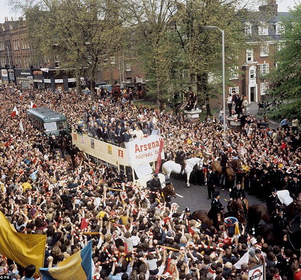 Арсенал през знаменитата 1971, когато се поздрави с дубъл. "Топчиите" изпревариха Лийдс в класирането с една точка и победиха Ливърпул на финала с попадение на Чарли Джордж. Арсенал спечели още два подобни дубъла под ръковоството на Арсен Венгер - през 1998 и 2002.