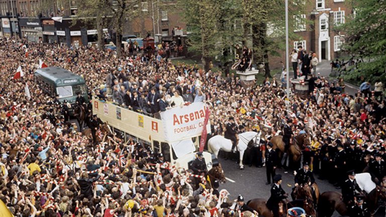 Арсенал през знаменитата 1971, когато се поздрави с дубъл. "Топчиите" изпревариха Лийдс в класирането с една точка и победиха Ливърпул на финала с попадение на Чарли Джордж. Арсенал спечели още два подобни дубъла под ръковоството на Арсен Венгер - през 1998 и 2002.