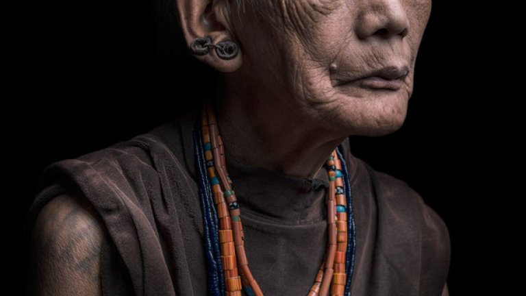 „Бабо, идвам с едни хора" - по подобен начин Янгпанг се обръща към всички непознати възрастни хора, в чиито домове води Петя и Георги