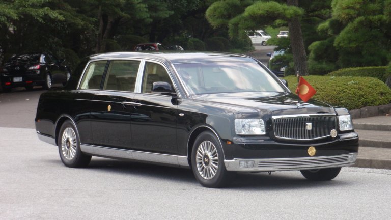 Шиндзо Абе - премиер на Япония
Toyota Century Royal
Министър-председателят на Япония също залага на продукт на местната индустрия, при това - от ексклузивна серия. През 2006 г. Toyota произвежда само четири екземпляра от модела Century Royal с особено високо ниво на защита. Това е и официалната лимузина на японския император Акихито.