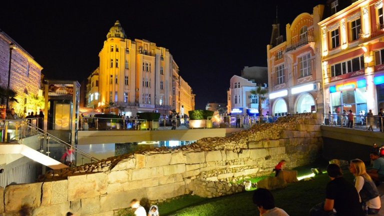 Над 120 събития, 90 локации и над 500 артисти от България и света се изявиха в юбилейното издание на Нощта на музеите и галериите в Пловдив.

 Над 70 000 бяха посетителите