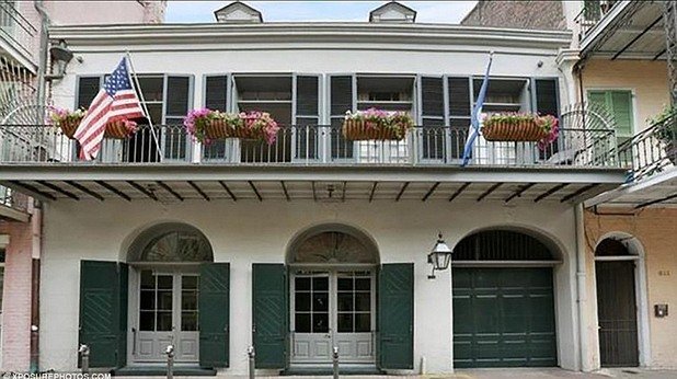 Двамата притежават и тази къща във Френския квартал в Ню Орлеанс, която е закупена през януари 2007-ма за 3.5 млн. долара. Пит и Джоли купуват къщата по времето, когато Пит снима "Странният случай с Бенджамин Бътън".