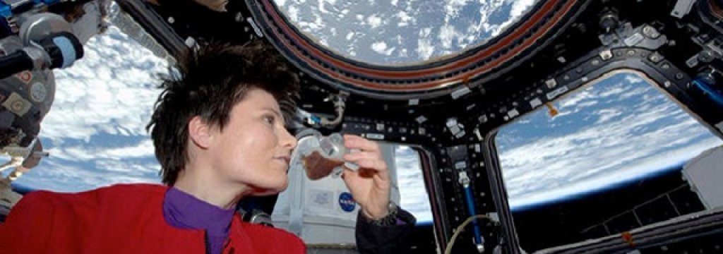 space_ISS_Astronaut Samantha Cristoforetti-first cup of coffee