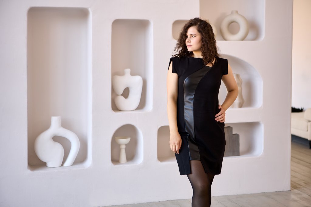 Рокля с кожаТази есен е модерно да добавите малко дързост към роклите, които носите, като изберете модел с елементи от кожа. Детайлите от кожа, по възможност еко, не са толкова натрапчиви, колкото ако цялата рокля е изработена от този материал и при правилен избор стоят фино и стилно.