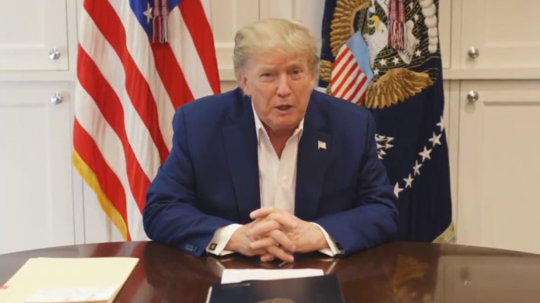 Началникът на кабинета Марк Медоуз по-рано заяви, че състоянието му на път към болницата било "много тревожно".