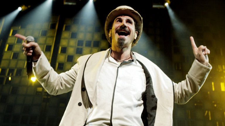 През последните седмици бившият вокалист на System Of A Down предсатвя актуалния си проект „Elect The Dead Symphony" в редица европейски столици, сред които Москва, Варшава, Прага, Берлин и Рим. Именно с оркестрираната версия на дебютния си солов албум Серж ще се изяви и на рокфеста в Бургас