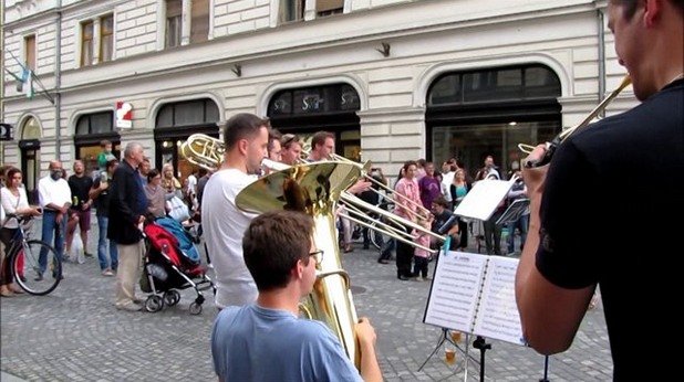 Brass Against The Machine са напълно заразителни