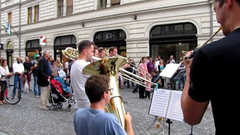 Brass Against The Machine са напълно заразителни