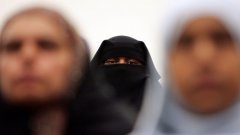 Сирия забрани на ученичките и учителките в държавните и частни училища в страната да носят никаб - ислямското покривало, което покрива цялото лице с изключение на очите