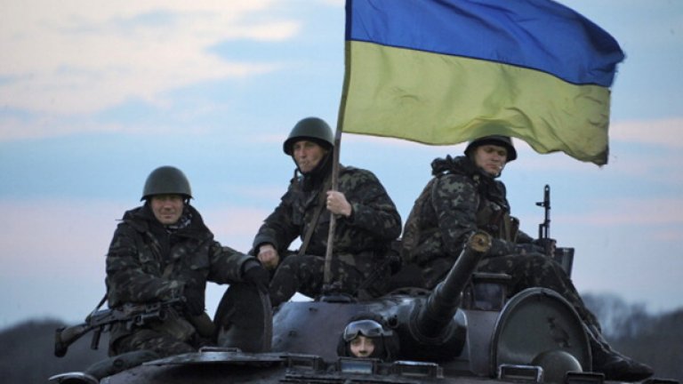 Шест от БТР-ите, изпратени от властта в украинския град Краматорск, Донецка област, са преминали към страната на проруските демонстранти.