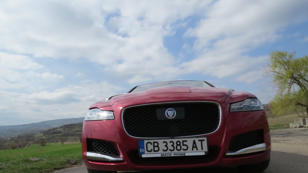 Със своята AWD система, XF става конкурент на голямата тройка: BMW 5-series, Audi A6 и Mercedes E-class