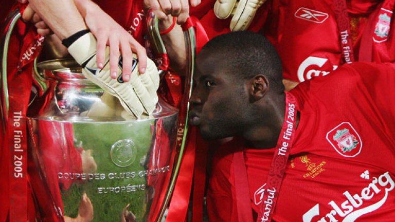 Левият бек от Мали целува европейската купа през 2005