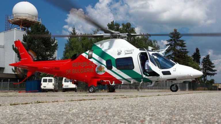 Подозрителната регистрация LZ-BMB (Бойко Методиев Борисов) се вижда ясно на взетия от МВР вертолет AW109. Снимка: Архив на списание АЕРО