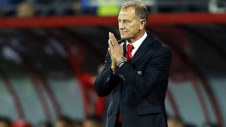 Джовани де Биази. Кариерата на треньора се развива по типичен италиански сценарий. Посредствен като футболист (играе за Пескара, Бреша, Тревизо), след края на кариерата си директно сяда на скамейката. Със СПАЛ печели Серия С2, а с Модена - Суперкупата на Серия С1. Следват два сезона начело на Бреша и престой в Торино. Първото му приключение зад граница е испанският Леванте, но Де Биази така и не получава обещаните нови попълнения. Последният му клубен тим е Удинезе, а албанската федерация го назначава през 2011 г. През миналия март президентът на страната Буяр Нишани го награди с висок държавен орден.