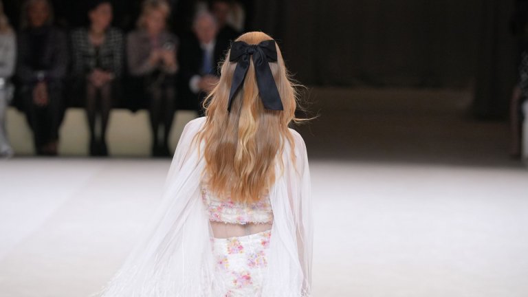 Кокетство с панделки 
Женствените панделки от сатен ударно навлязоха в тенденциите за новия сезон и тепърва ще си извоюват славата на най-търсения аксесоар за коса. Но освен да украсяваме прическите си, през пролетта може да използваме панделките и за да придадем стилен акцент на ежедневните си дрехи.