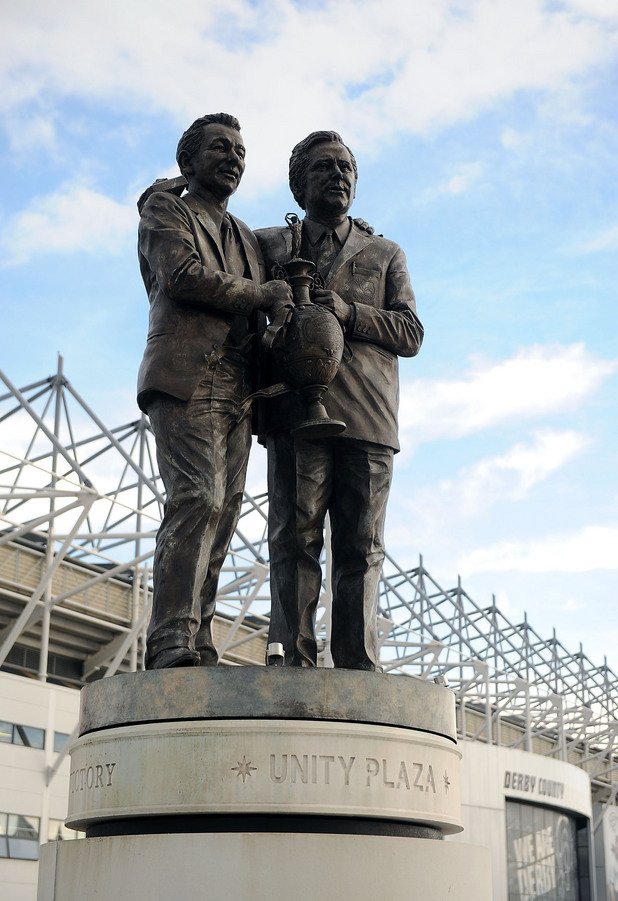 Статуята на Брайън Клъф и неговия помощник Питър Тейлър пред стадиона на Дарби Каунти. Всъщност Клъф има статуи в Нотингам и Дарби - два града, вплетени в кръвна футболна омраза, които обаче го обичат еднакво