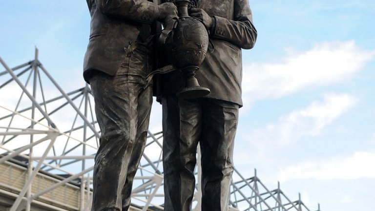 Дарби също му вдигна статуя, като на нея той е до Питър Тейлър, култовия му помощник от славния период с клуба.