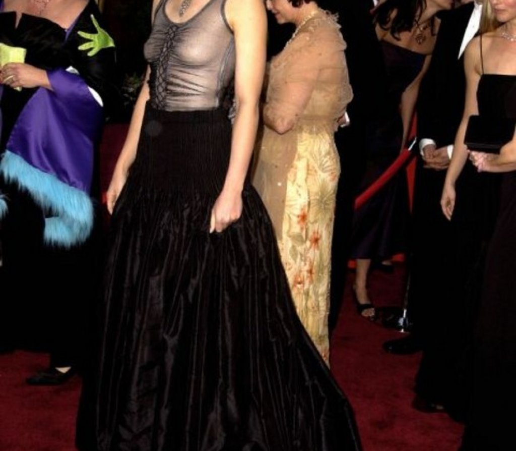 Гуинет Полтроу сама е измисляла дизайна на тази рокля, с която дефилира през 2002-ра по време на церемонията по раздаването на "Оскар"-ите. Полтроу коментира своите модни грешки в минало време така: "Все още обичам тази рокля, но може би трябваше да нося сутиен с нея, да имам по-мръснишка прическа и по-малко грим. Тогава идеята ми щеше да проработи, понеже исках да създам малко пънк-настроение по време на церемонията"
