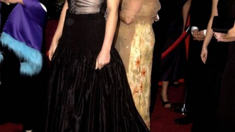 Гуинет Полтроу сама е измисляла дизайна на тази рокля, с която дефилира през 2002-ра по време на церемонията по раздаването на "Оскар"-ите. Полтроу коментира своите модни грешки в минало време така: "Все още обичам тази рокля, но може би трябваше да нося сутиен с нея, да имам по-мръснишка прическа и по-малко грим. Тогава идеята ми щеше да проработи, понеже исках да създам малко пънк-настроение по време на церемонията"