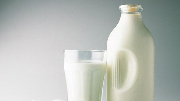 Мит: Млякото е полезно за костите

Това е невероятно успешна реклама, която си е пробила път до мозъка ни и придава на млякото почти вълшебни свойства. Американското Министерство на земеделието заявява, че възрастните би трябвало да пият по три чаши мляко на ден, основно за калций и витамин D.

Много изследвания обаче показват, че няма връзка между пиенето на повече мляко (или приема на калций и витамин D като хранителни добавки) и намаляването на риска от счупване на костите.

Някои изследвания дори показват връзка с по-висока смъртност - това не означава, че самата консумация на мляко е причината за това, но млякото не трябва да бъде идеализирано