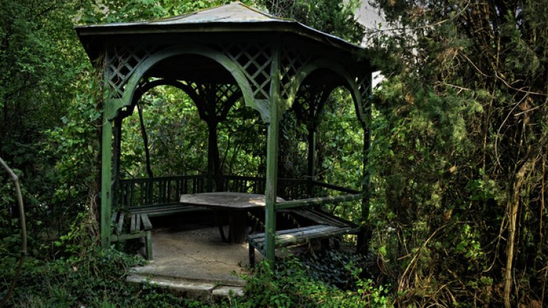 Дървената беседка, служила за отмора на семинаристите, едва се забелязва на фона на буйната растителност