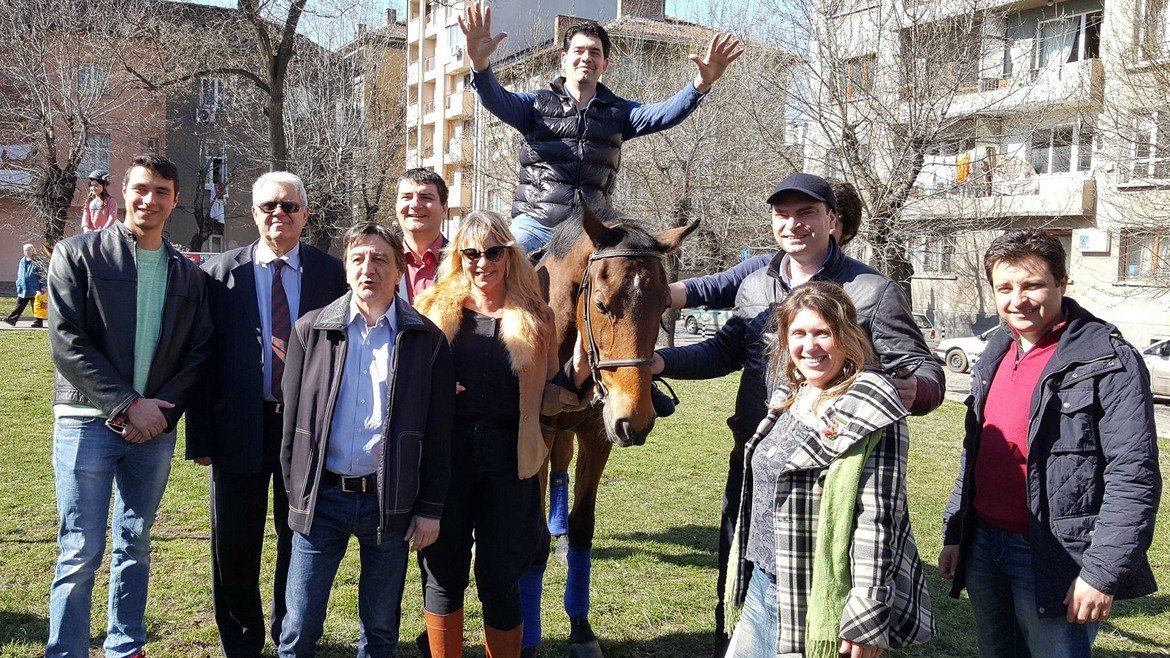 Синът на Янчо Таков - Иван, който е кандидат-депутат на БСП в 24 МИР София, поздравява избирателите от коня