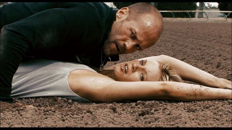 Джейсън Стейтъм и Ейми Смарт в "Огън в кръвта: Високо напрежение"Актьорът е много притеснен за страстната сцена с партньорката си, но не защото не го е правил преди, а защото е свикнал да снима подобни кадри в по-интимна обстановка. А в този екшън сцената се снима сред стотици хора, които гледат. "Трудно е да снимаш агресивна секс сцена. Още повече ако се случва на публично място сред ревяща тълпа, която те снима с телефоните си".