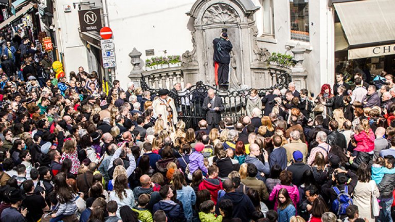 Според едно от преданията статуята трябвало да напомня на гражданите за детето, което изгасило неприятелски боеприпаси, като се изпикало върху тях