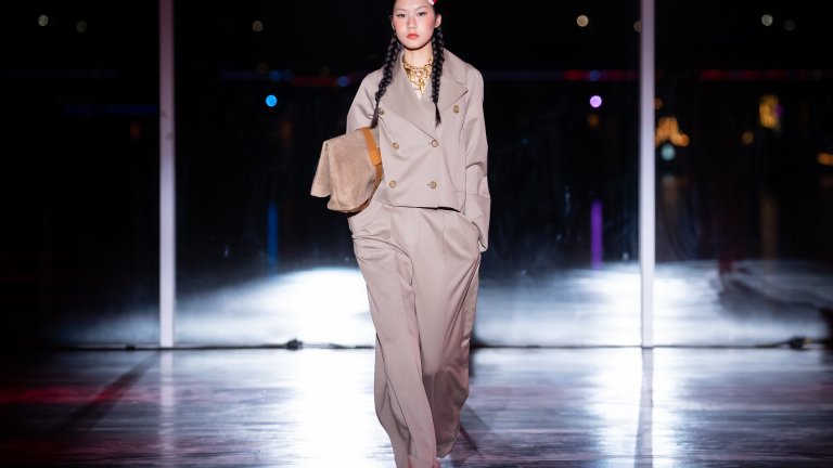 Оувърсайз силуети 
Широките оувърсайз блейзъри, сака и палта ще са неразделен елемент от гардероба ви.  Голяма част от актуалните модели са с подплънки в раменете и създават усещането за по-строг силует.
Ако сте почитатели на класическия стил, спокойно може да заложите на вечното дълго черно палто.
Ако предпочитате щампи, шотландското каре е насреща.