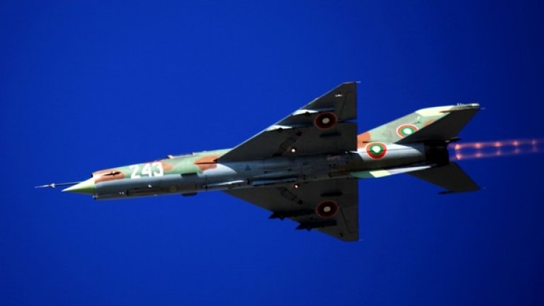 МиГ-21 ще демонстрира фигурен пилотаж в двойка и прикритие на летището, а след него МиГ-29 ще демонстрира на публиката маневрен въздушен бой