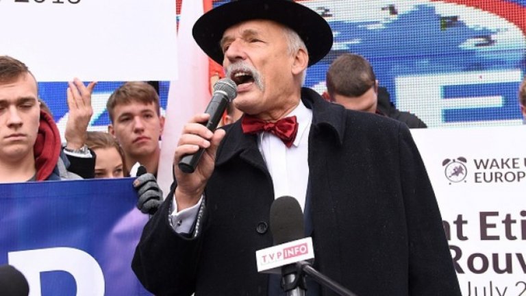 Полският евродепутат заяви, че „Разбира се, жените трябва да получават по-малко от мъжете, защото са по-слаби, по-малки, по-малко интелигентни, трябва да получават по-малко, и толкова".