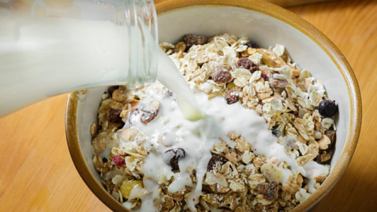 6. Зърнени закуски и мляко
 Защо? За много от вас, четящи тези редове, изглежда шокиращо да е така, защото зърнените закуски с мляко са фундаментален компонент от много диети по света. Те са се превърнали в синоним на закуската, но и двете съдържат бързо разграждащи се въглехидрати, които подлагат тялото на стрес; и двете причиняват пик на кръвната захар, след който се чувствате изтощени, когато тя отново се понижи. Това ви тласка да консумирате повече нездравословни храни.