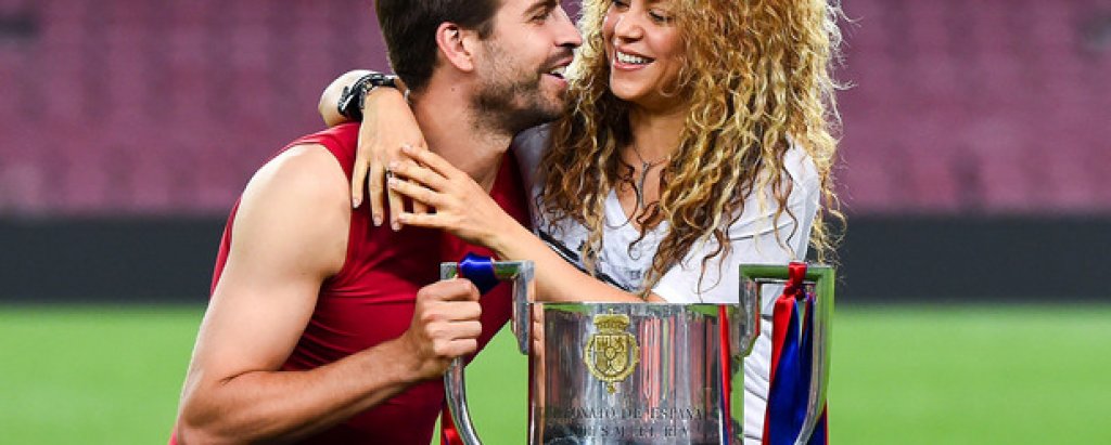 Жерар Пике и Шакира
Защитникът на Барселона Жерар Пике е футболна звезда от световна величина, а с Испания спечели световната и европейската титли. Но в Америка Пике е на практика непознат, което не може да се каже за приятелката му Шакира. Двамата са заедно от 2010, все още нямат брак, но пък имат две деца.