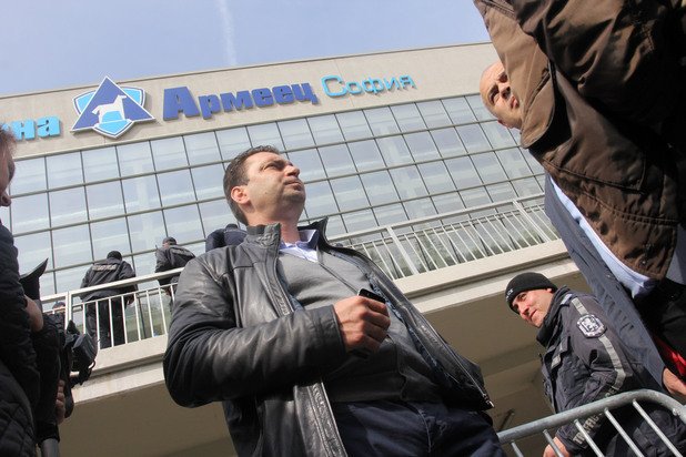 Председателят на градската организация на БСП Калоян Паргов също се яви пред залата