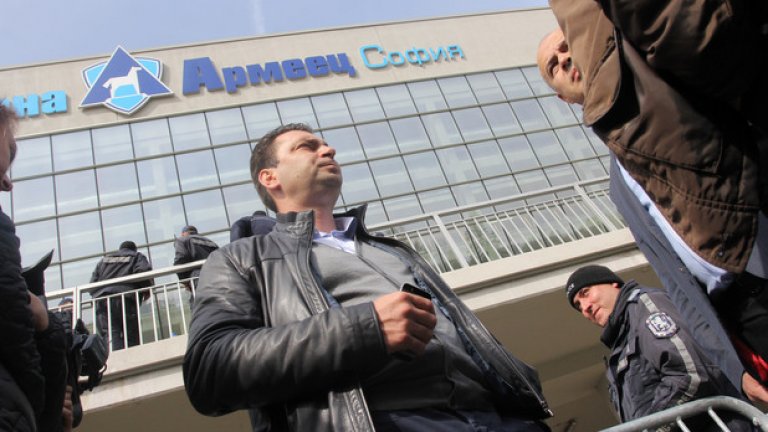 Председателят на градската организация на БСП Калоян Паргов също се яви пред залата