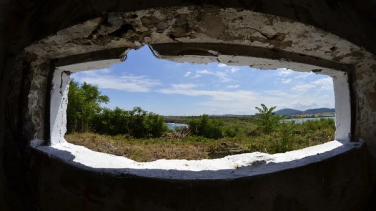 Амбразурата на наблюдателния пост гледа към брега, като по този начин е осигурена кръговата отбрана на батареята.